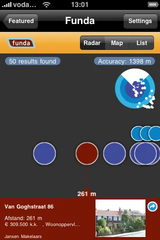 The Funda layer in radar view: houses nearby as blue circles, the selected one red, its address, price and distance at the bottom