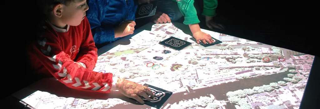 Children interacting with a projected surface under the Tableviewer